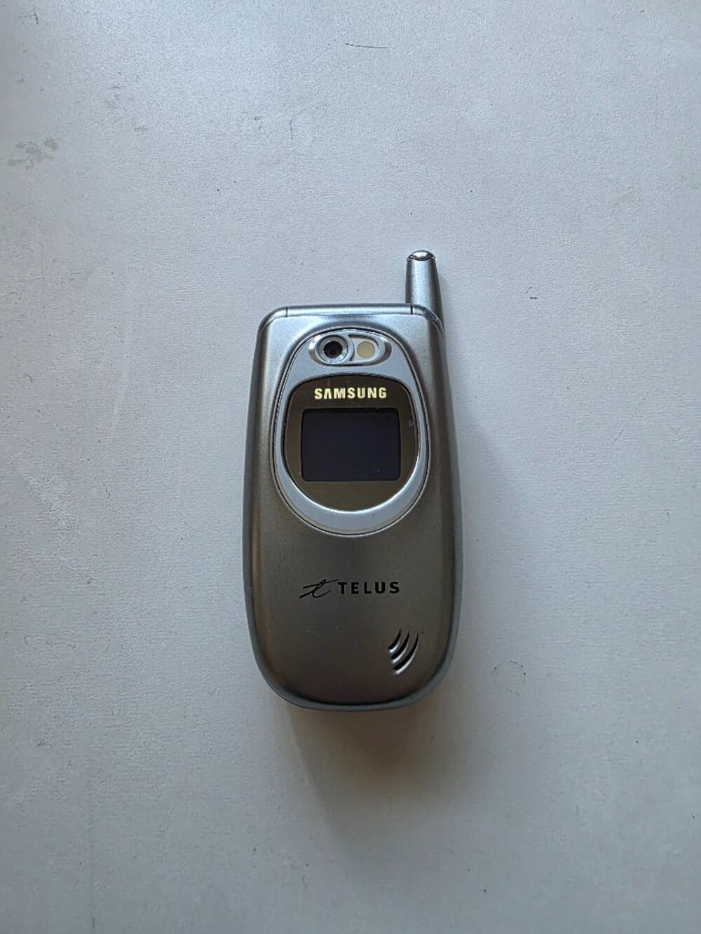 Vintage Samsung SCH-A670 Silver Telus Cellular Flip Phone Untested FOR PARTS